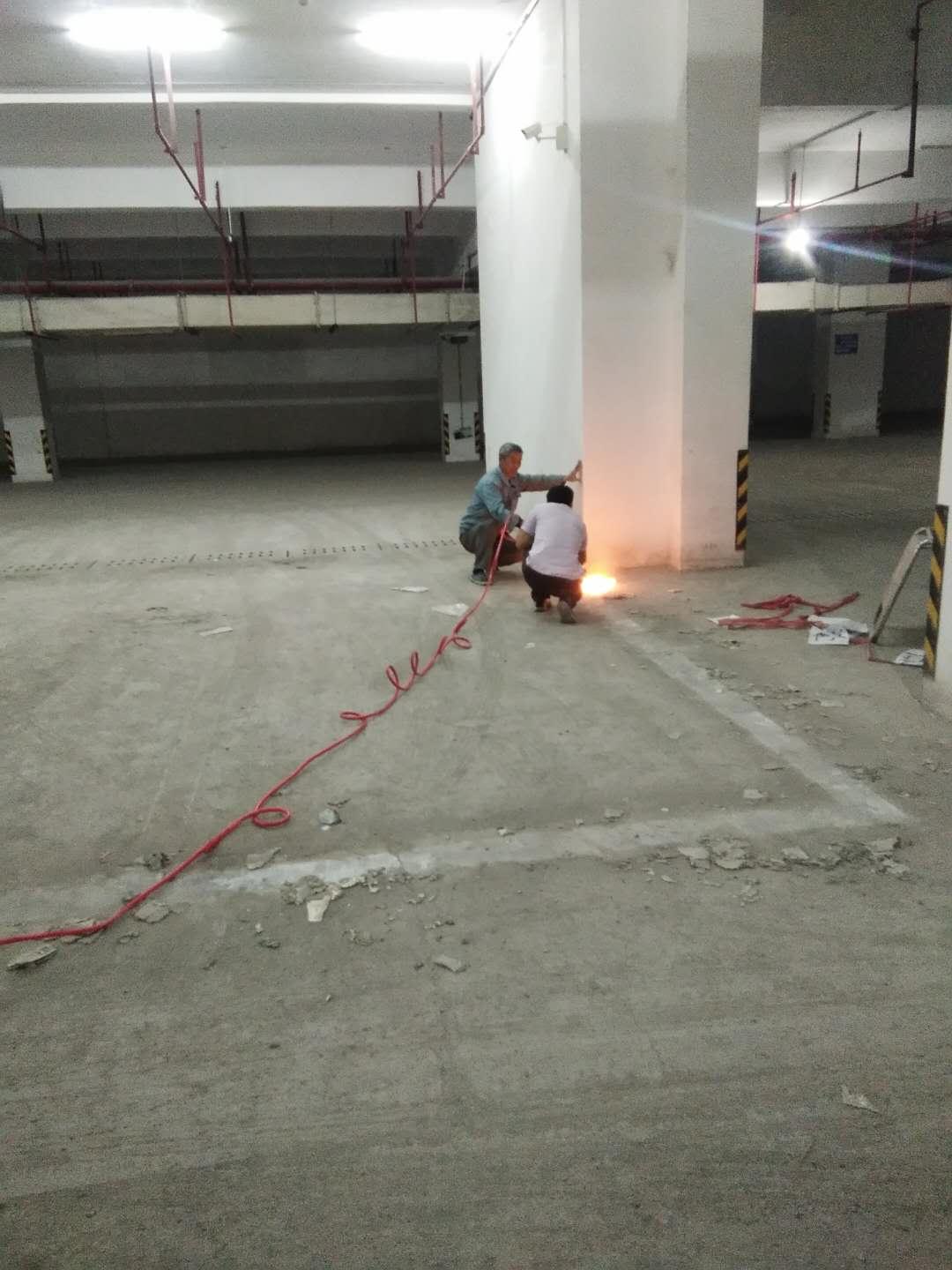 磐安新兴蔬菜市场大楼地下车库地面翻新工程进行中